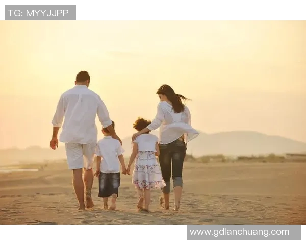 足球明星与亚洲女性的浪漫爱情故事揭示文化交融与家庭幸福的美好瞬间